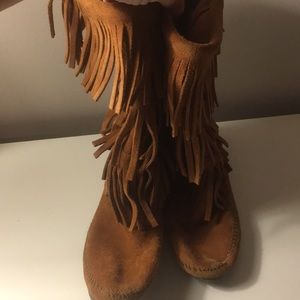 Minnetonka fringe boot size 8